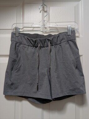Lululemon On The Fly 2.5" Short Heathered Slate Grey Size 4